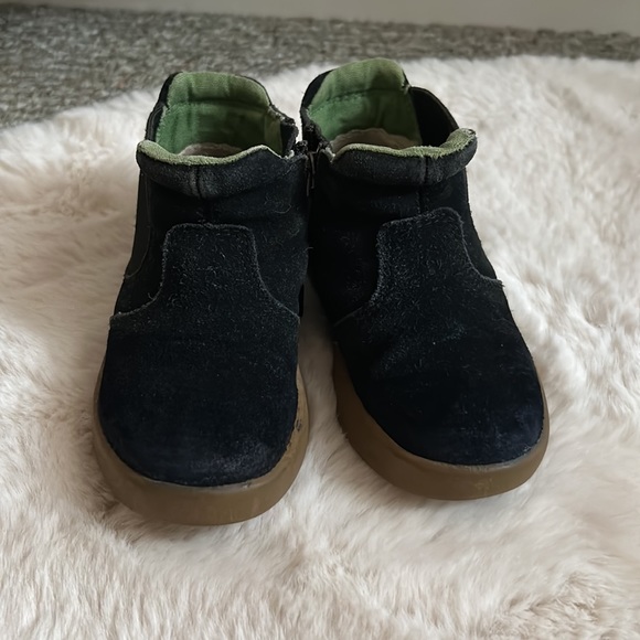 Size 8 little boys navy ugg boots - Picture 2 of 12